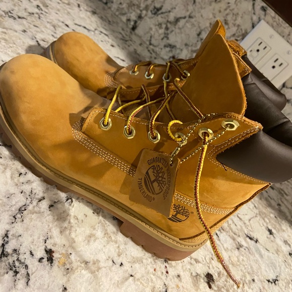 Brand new Timberland Boots in khaki sz 7m sz 9 w - Picture 1 of 3